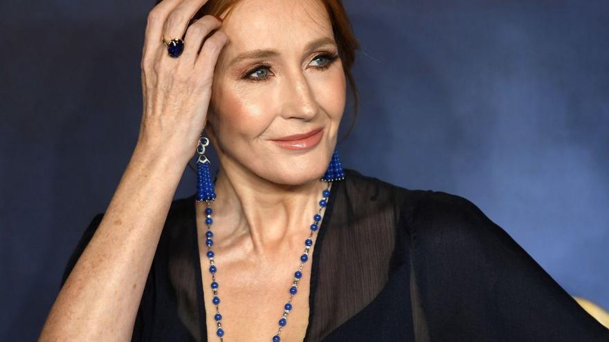 Una sonrisa siempre acompaña a la escritora J.K. Rowling